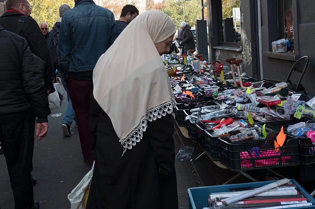 التجمع الوطني يلوّح بغرامات على المحجبات في فرنسا