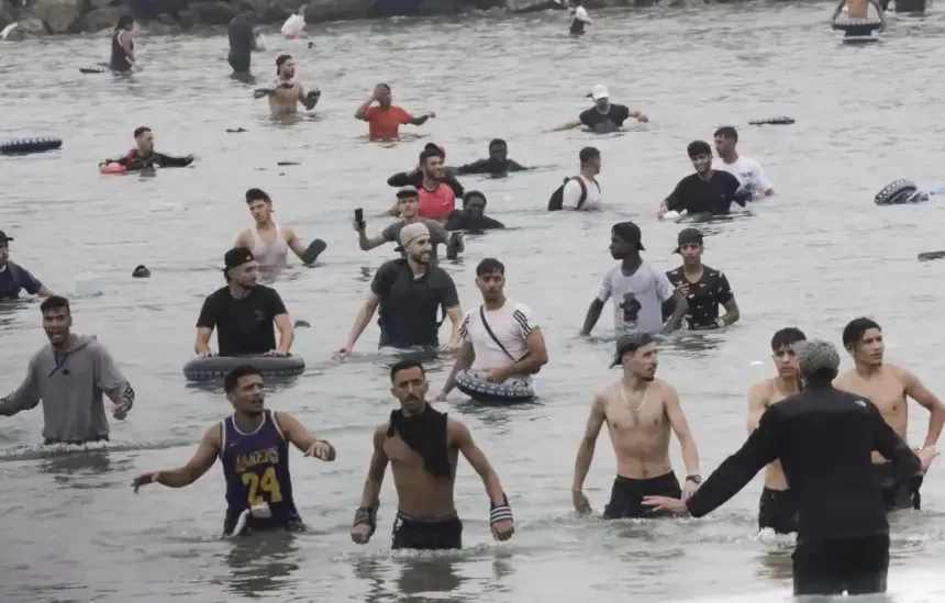 المغرب يبلغ مدريد بفتح تحقيق في دخول جماعي إلى سبتة