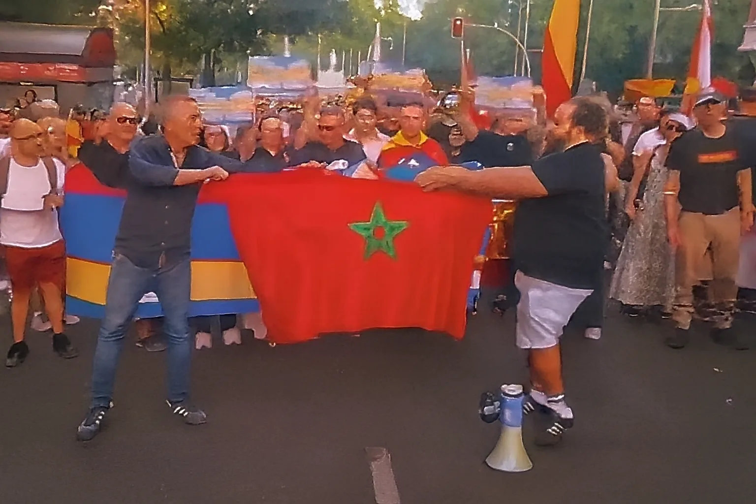 قادة Democracia Nacional يمزقان العلم المغربي