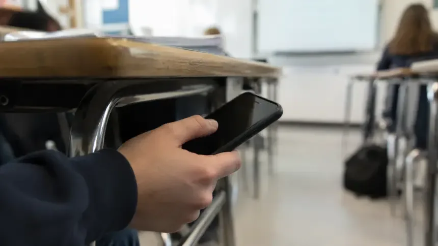 فرنسا توسّع حظر الهواتف إلى الثانويات مع بدء الدراسة