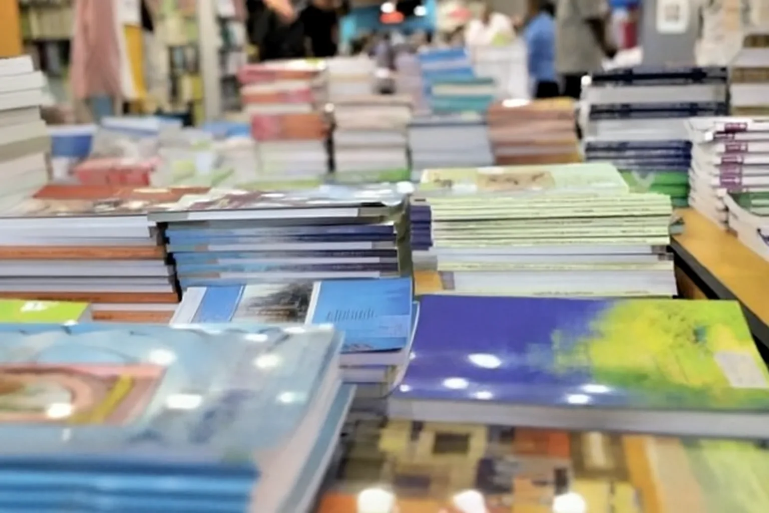 الأسر تندد بارتفاع تكاليف الكتب المدرسية والإجبار على الشراء