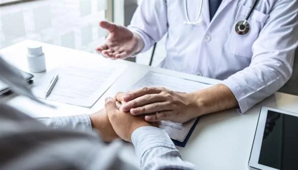 سرطان اللسان: علامات مبكرة وخيارات العلاج
