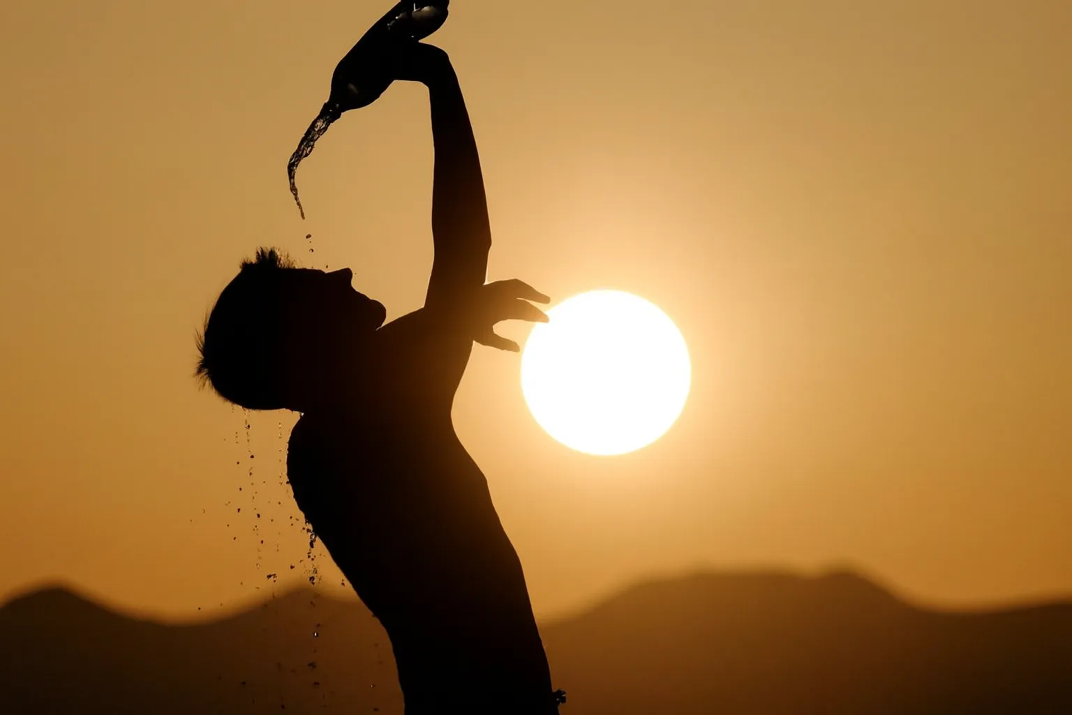 حرّ شديد 42–46°C وزخات رعدية وتحذير برتقالي