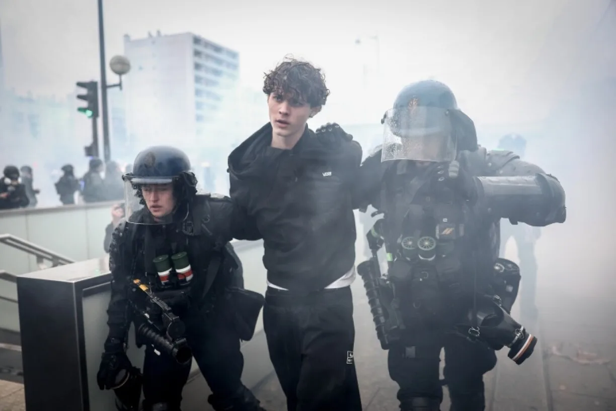 فرنسا: توقيف 1314 شخصاً وإصابة 53 شرطياً خلال احتجاجات غلاء المعيشة
