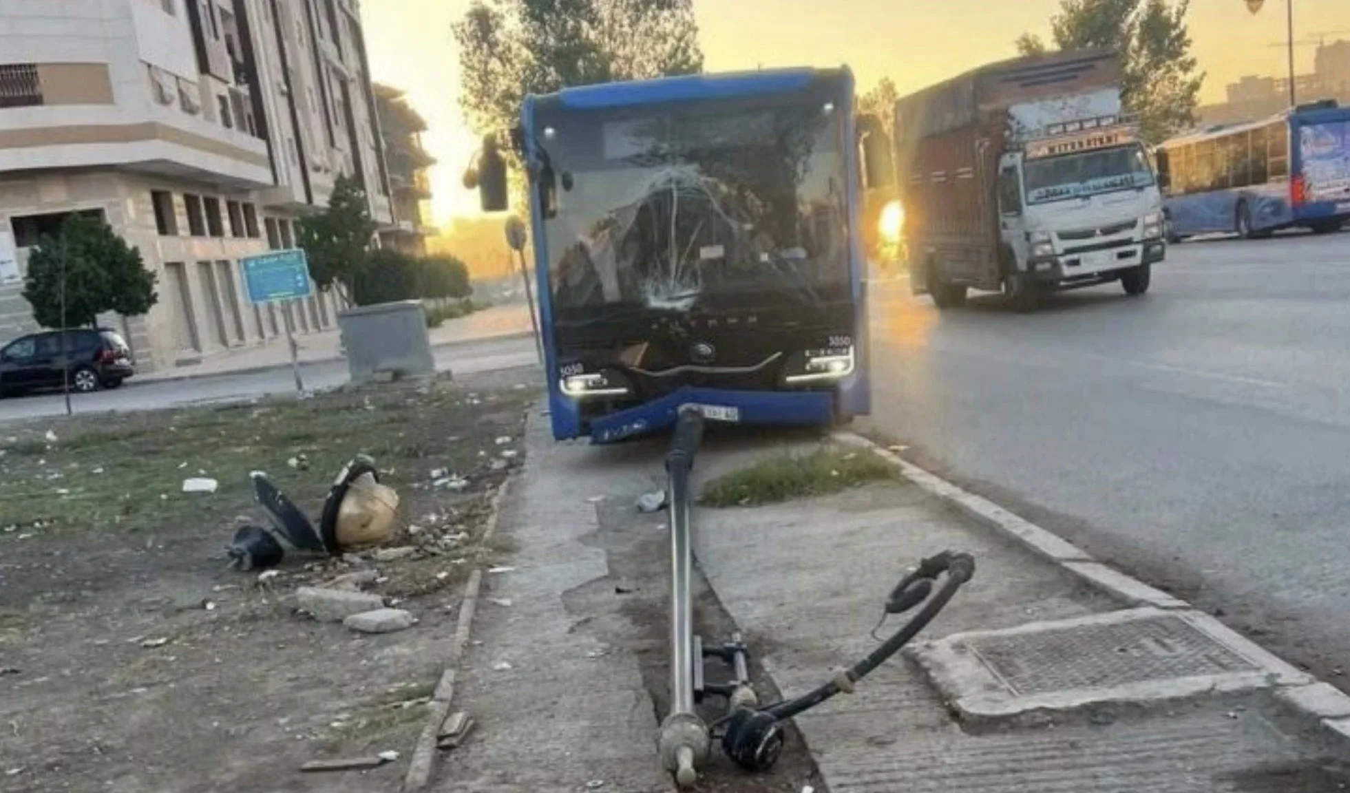 توقيف راكب للاشتباه في اعتدائه على سائق حافلة اصطدمت بعمود إنارة في طنجة