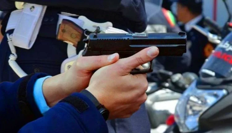 مفتش شرطة يطلق ثلاث رصاصات لتوقيف مبحوث عنه بسوق أربعاء الغرب